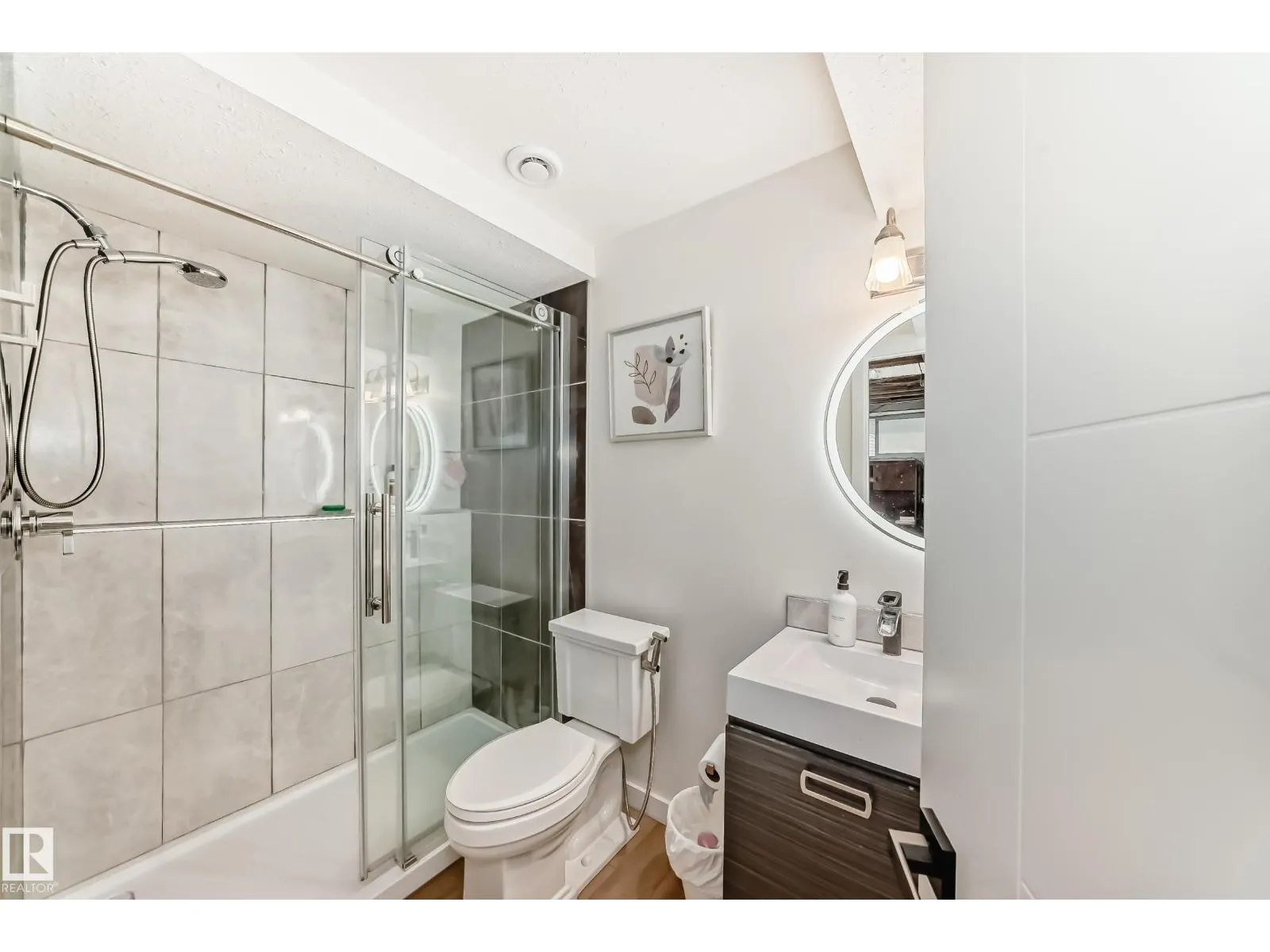 1426 26 AV NW