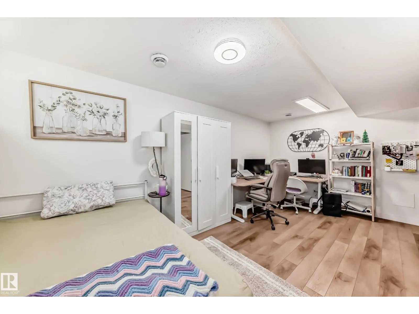 1426 26 AV NW