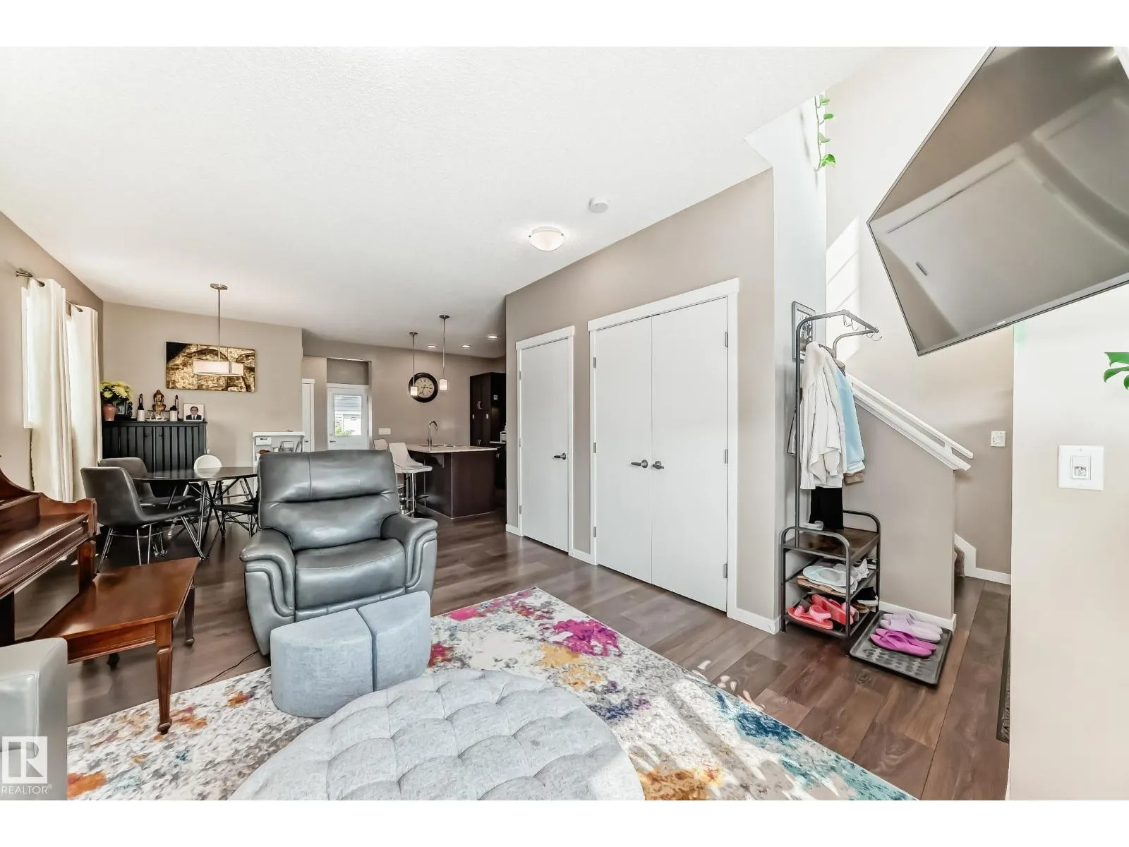 1426 26 AV NW