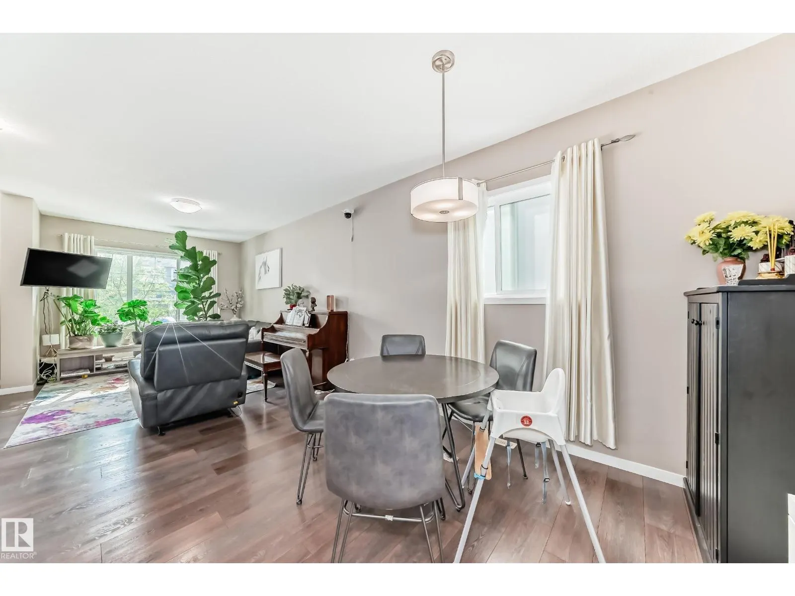 1426 26 AV NW