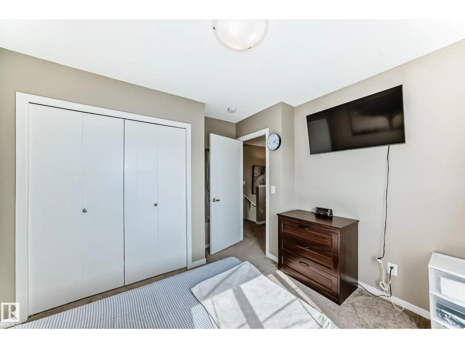 1426 26 AV NW