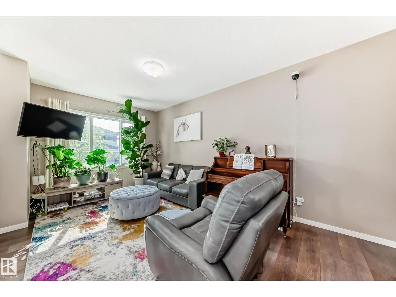 1426 26 AV NW