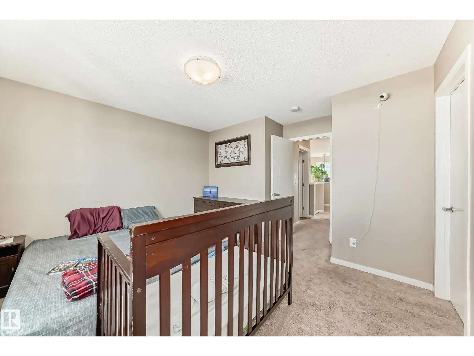 1426 26 AV NW