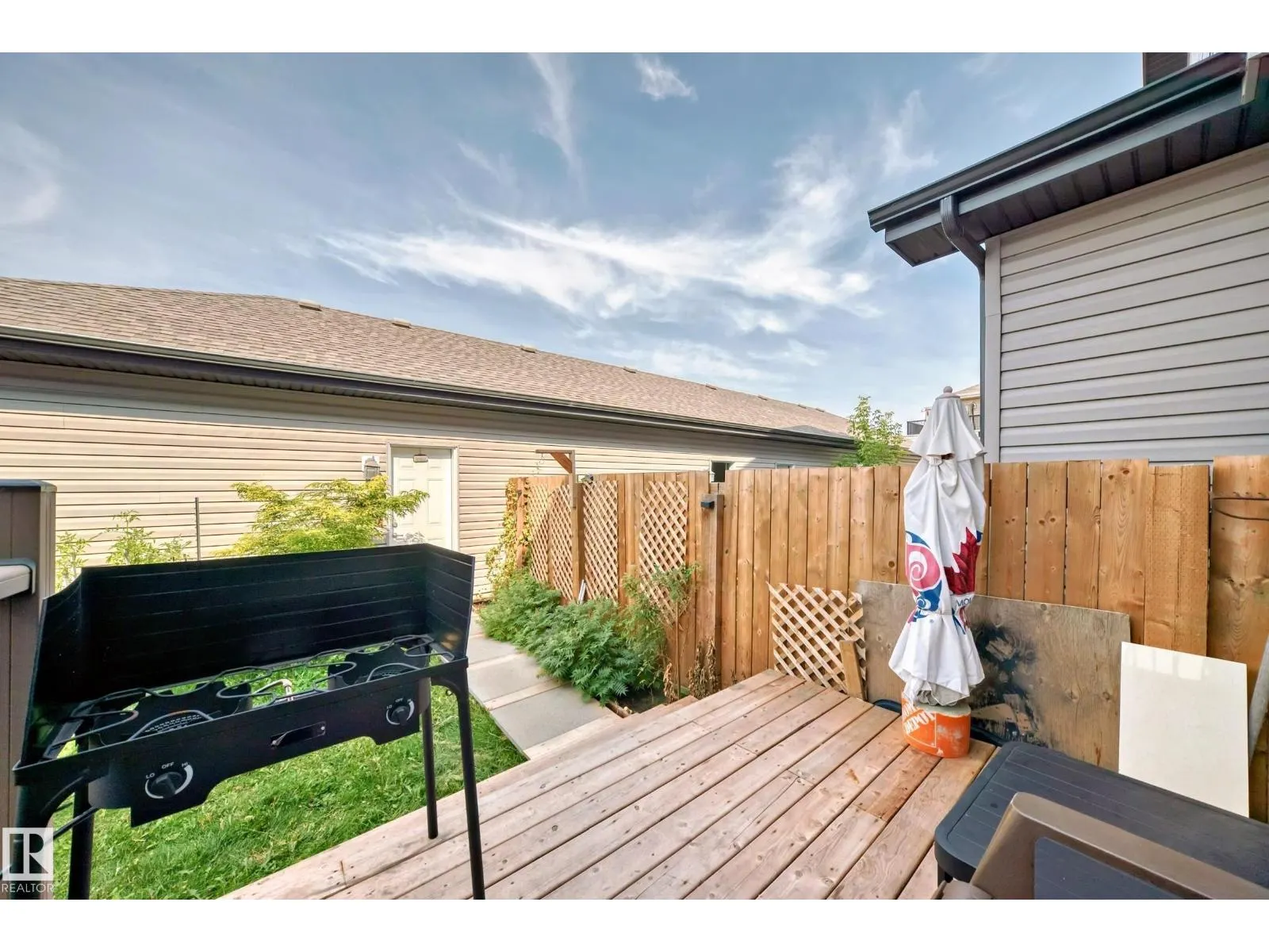 1426 26 AV NW