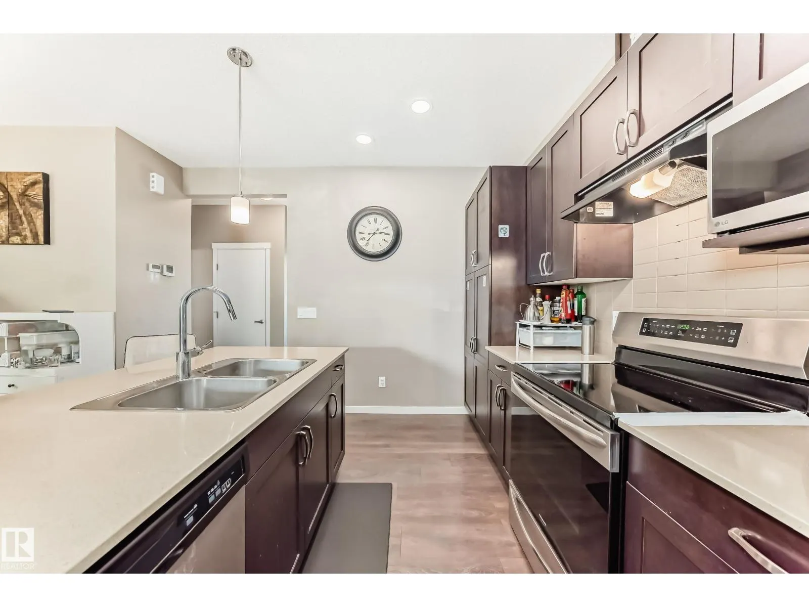 1426 26 AV NW