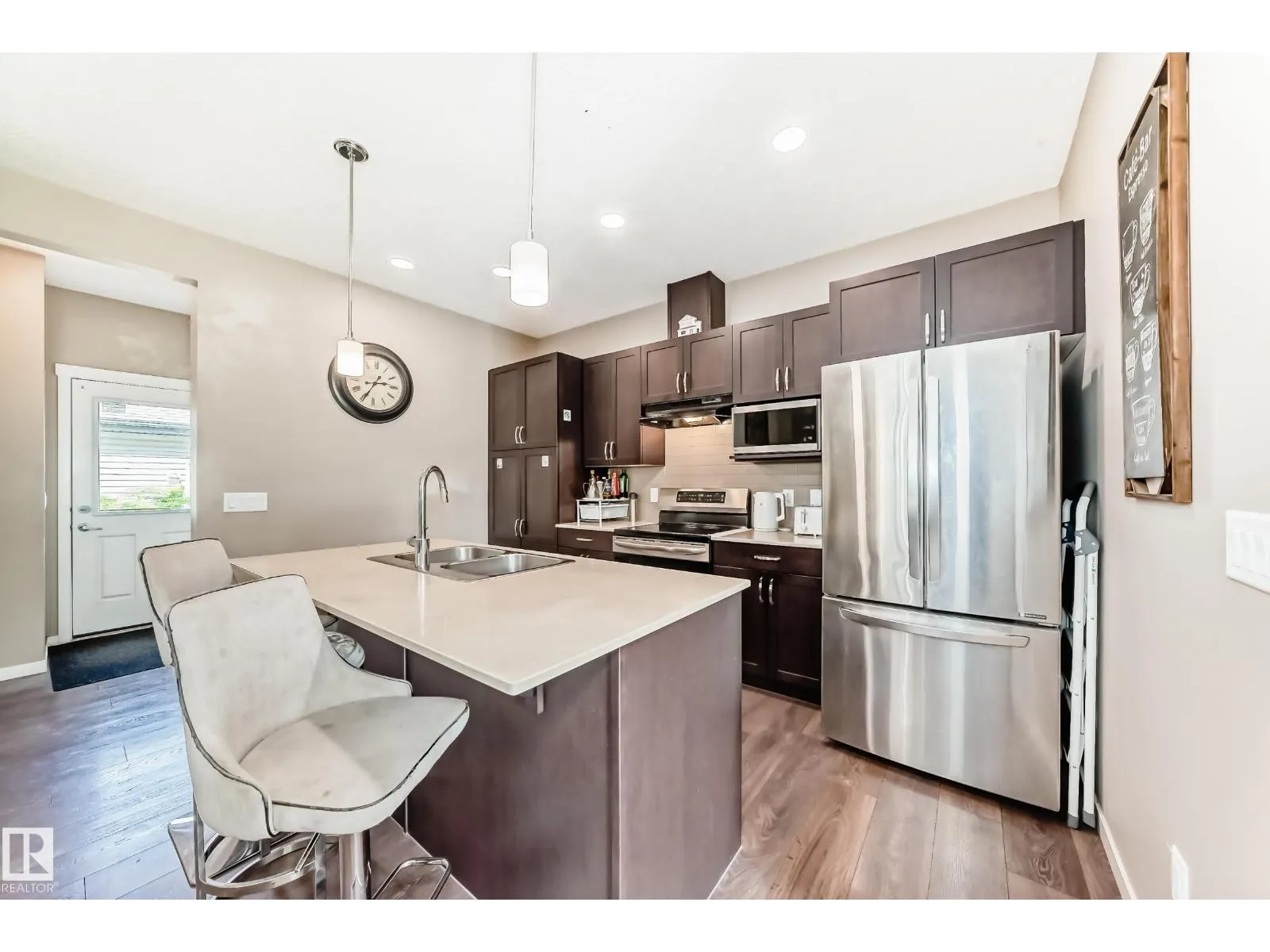 1426 26 AV NW