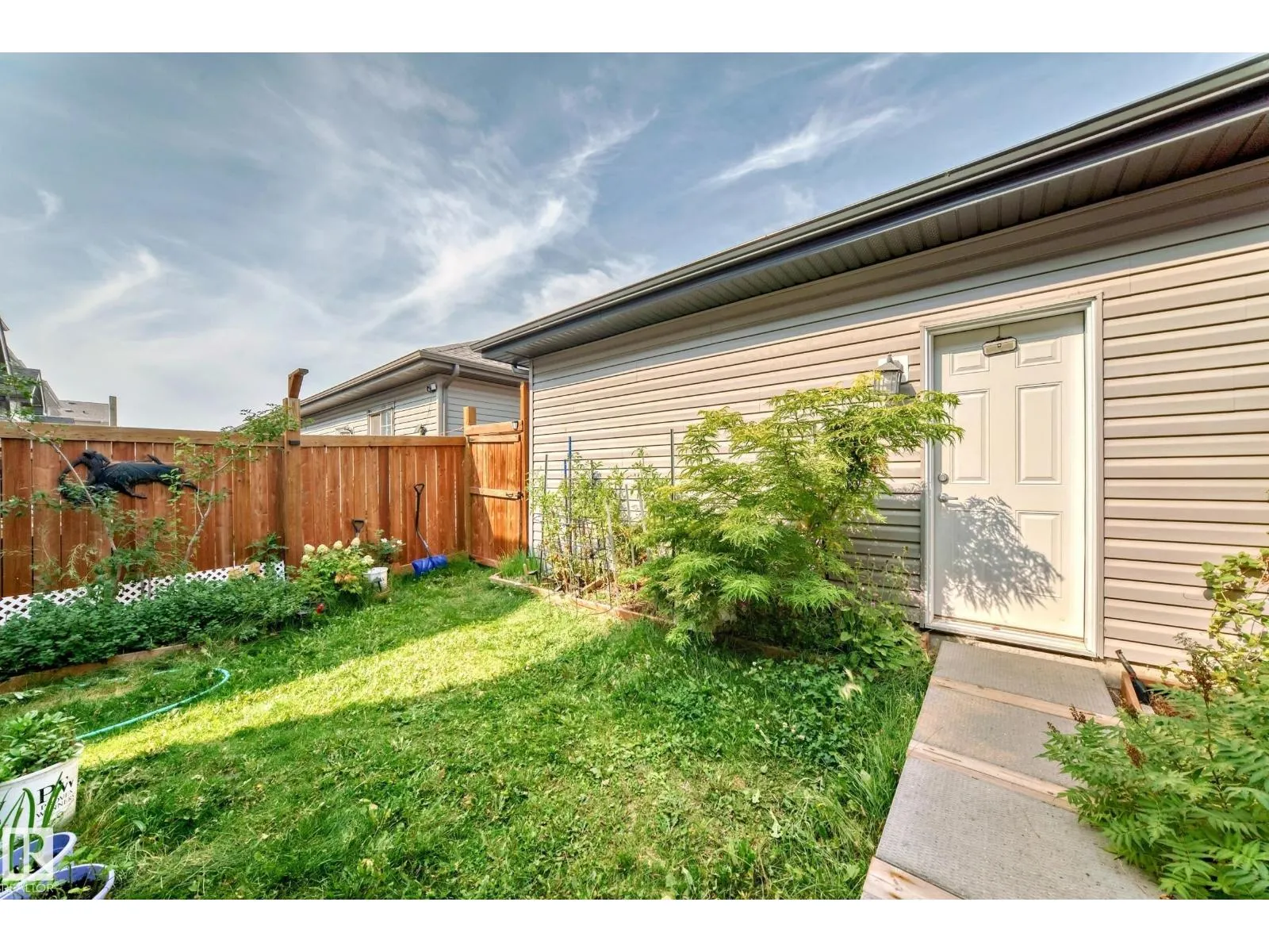 1426 26 AV NW