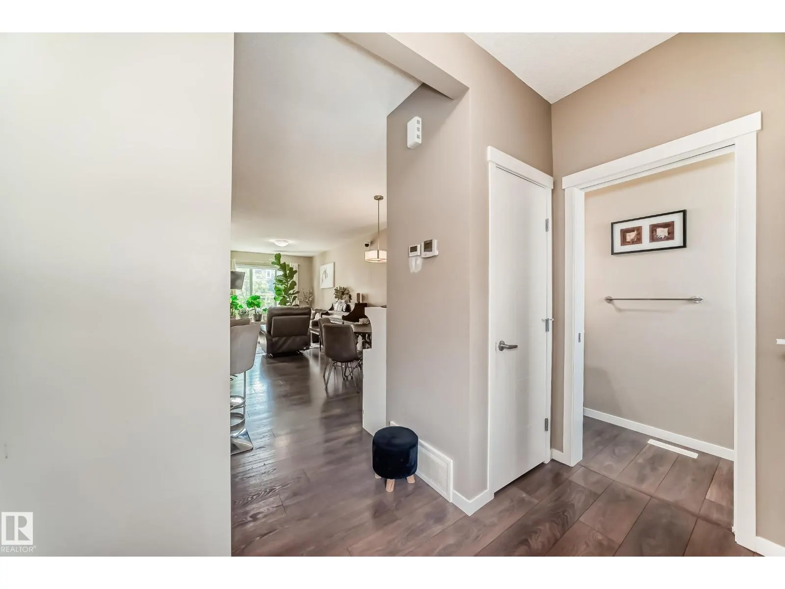 1426 26 AV NW