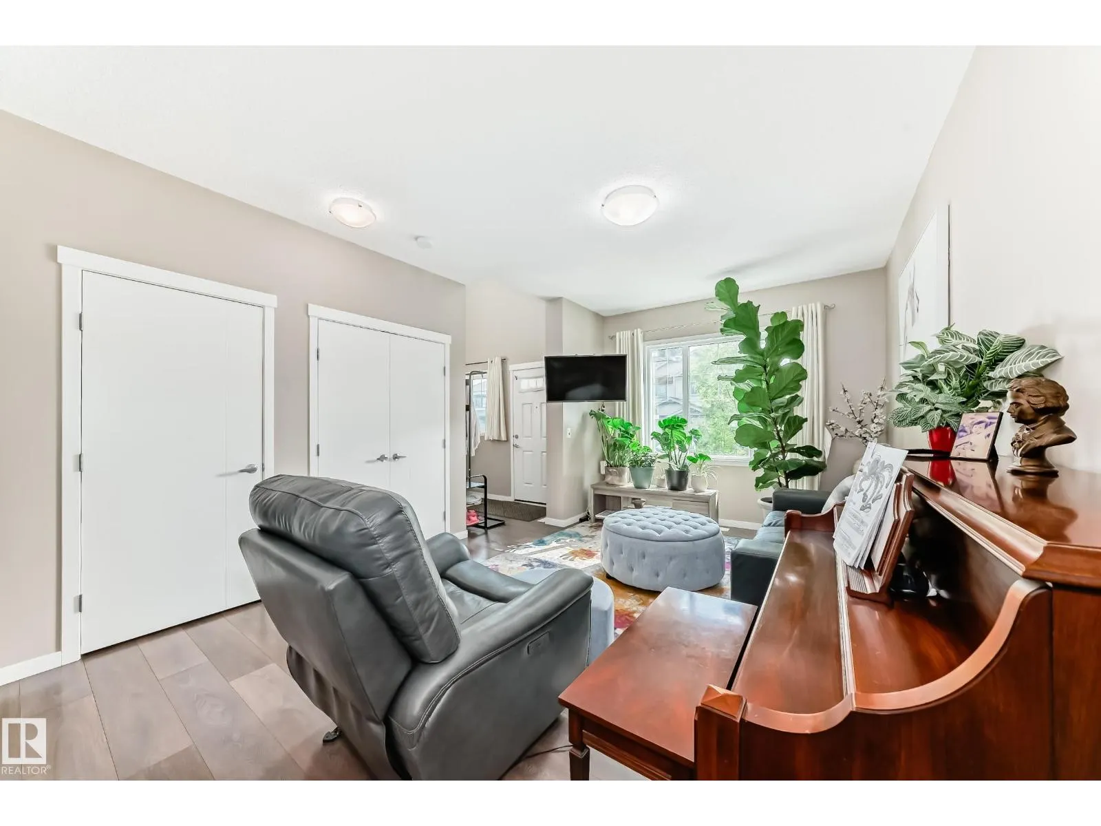 1426 26 AV NW