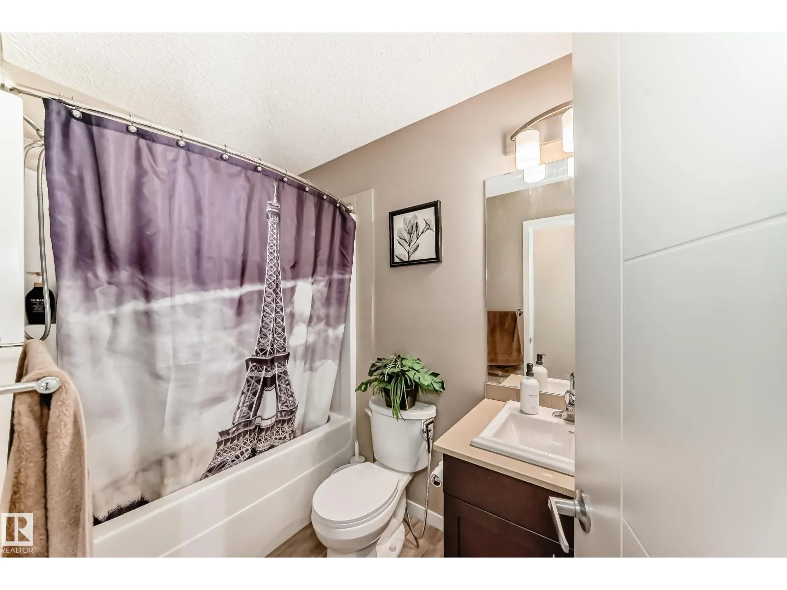 1426 26 AV NW