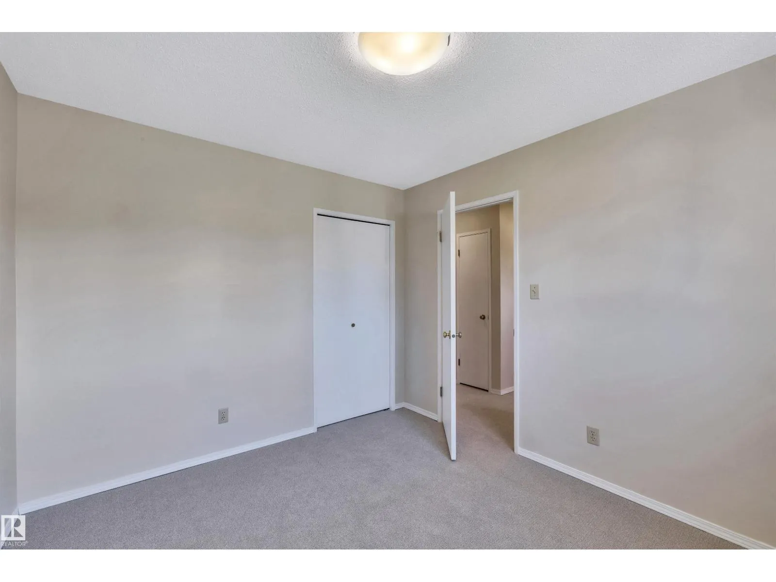 10228 152 ST NW
