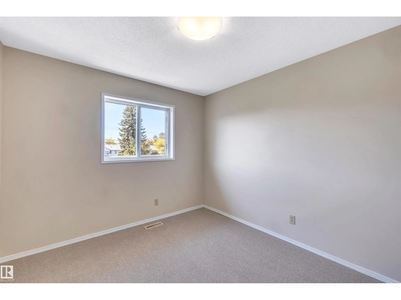 10228 152 ST NW
