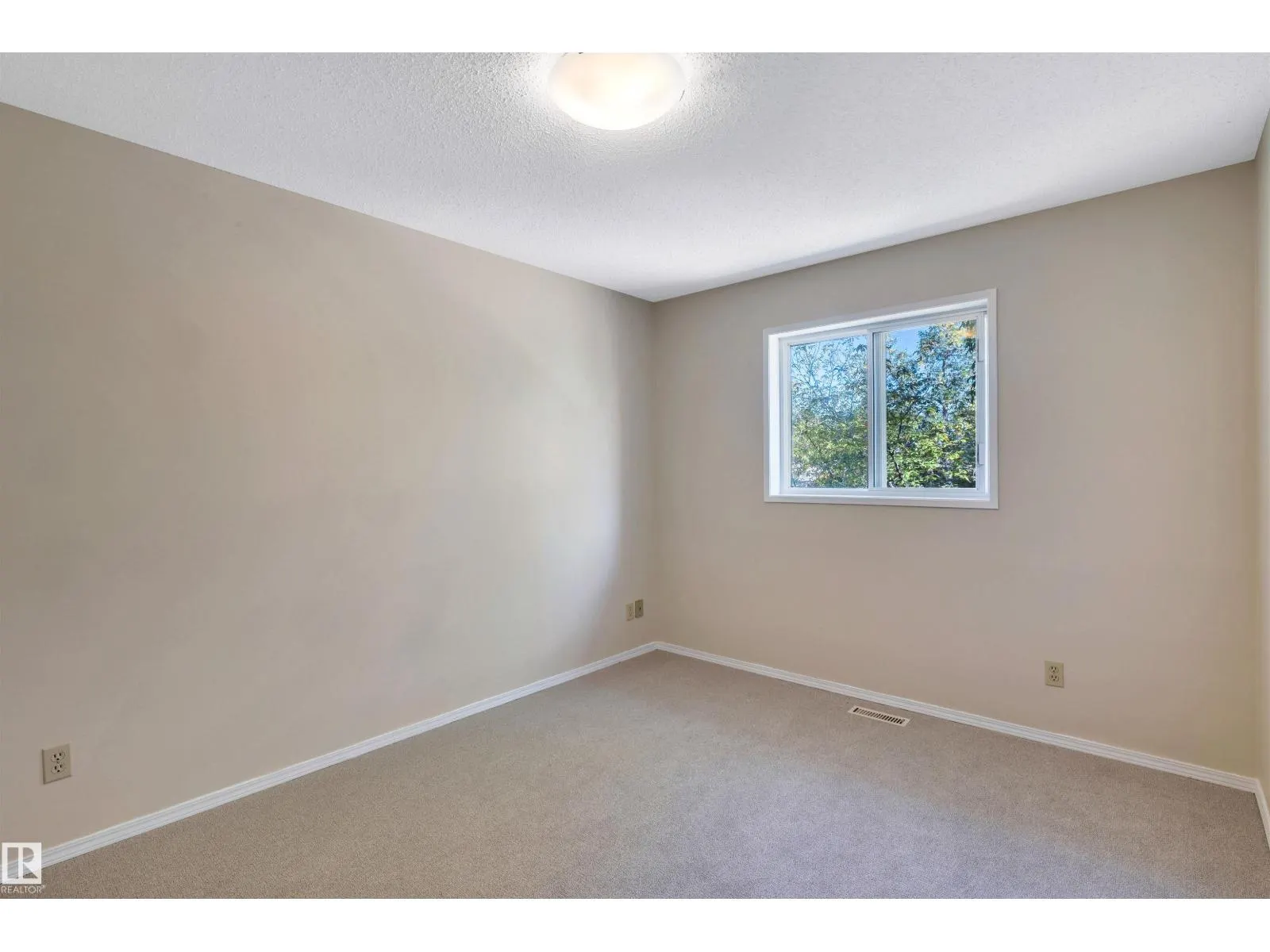 10228 152 ST NW