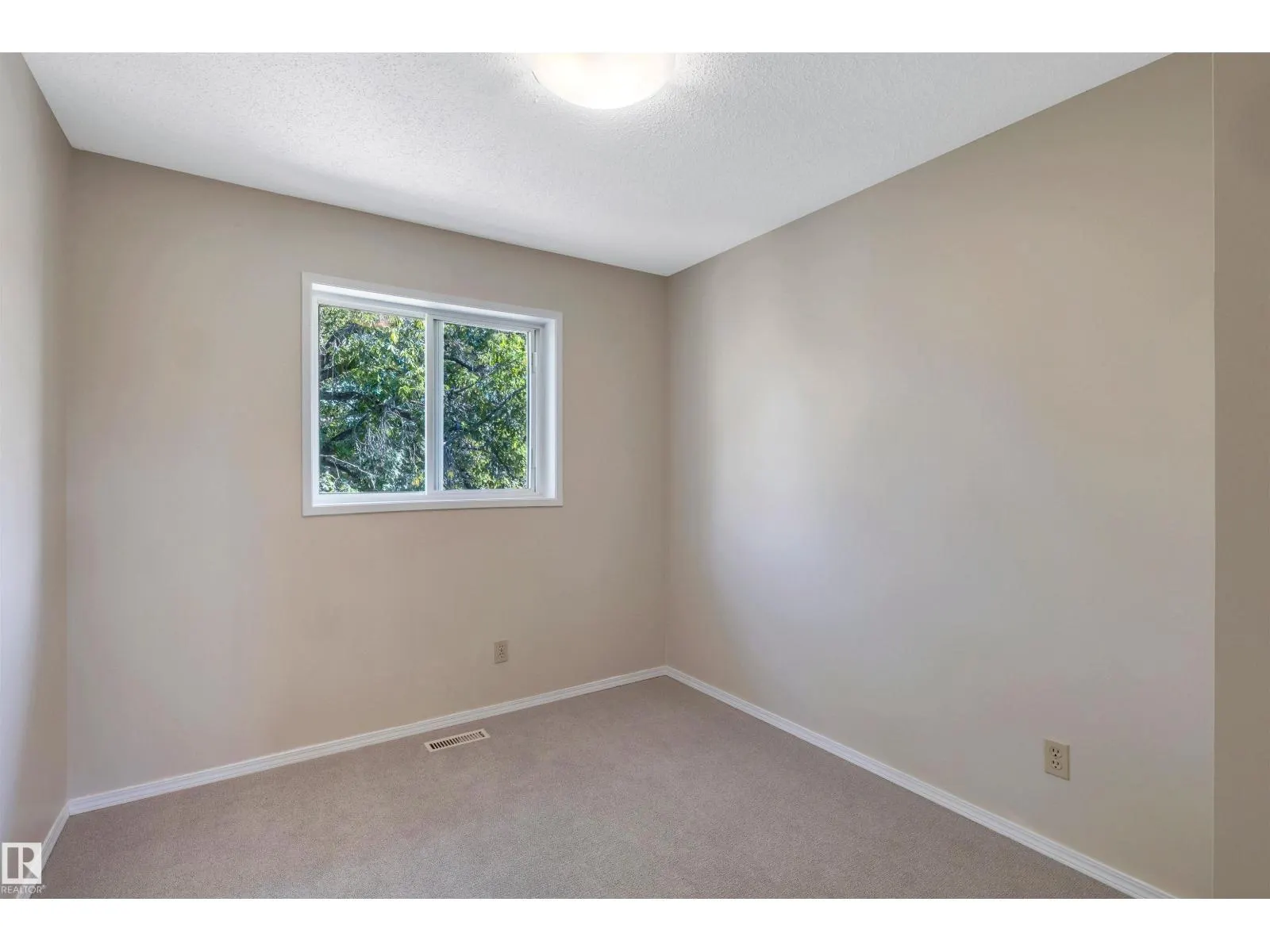 10228 152 ST NW
