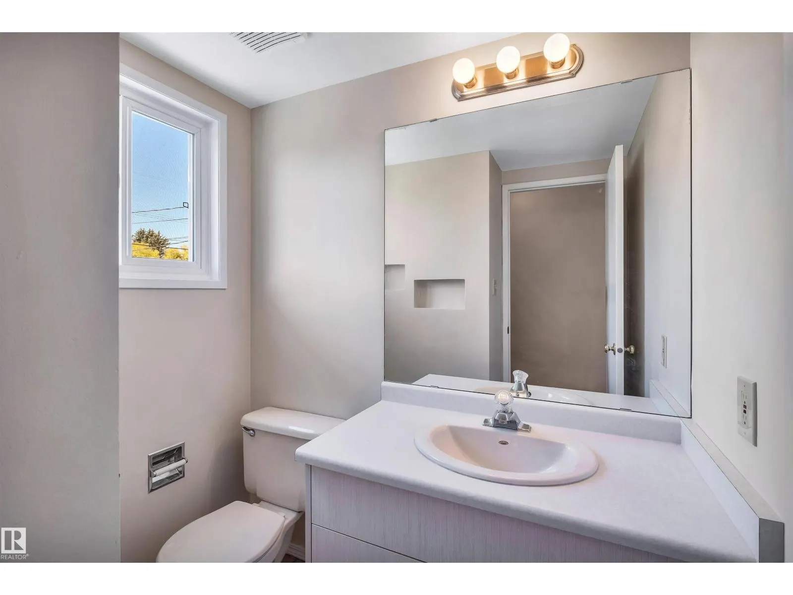 10228 152 ST NW