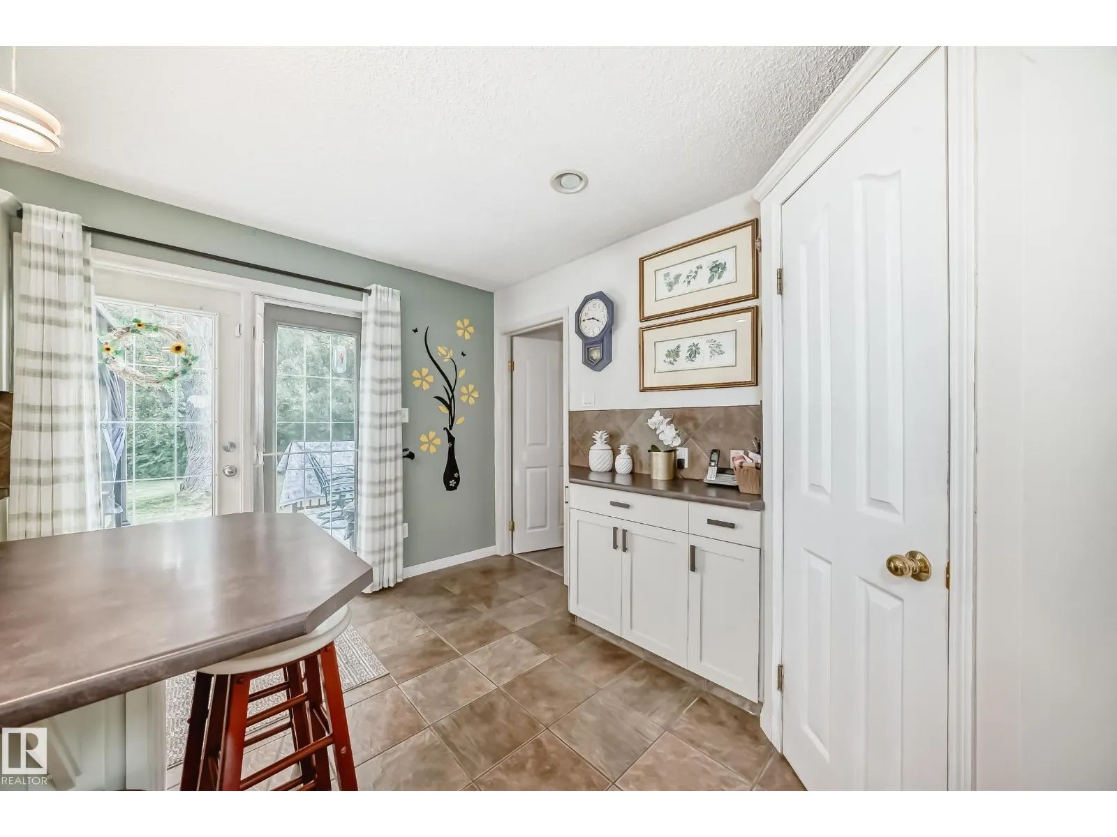 4 GLENDALE CR