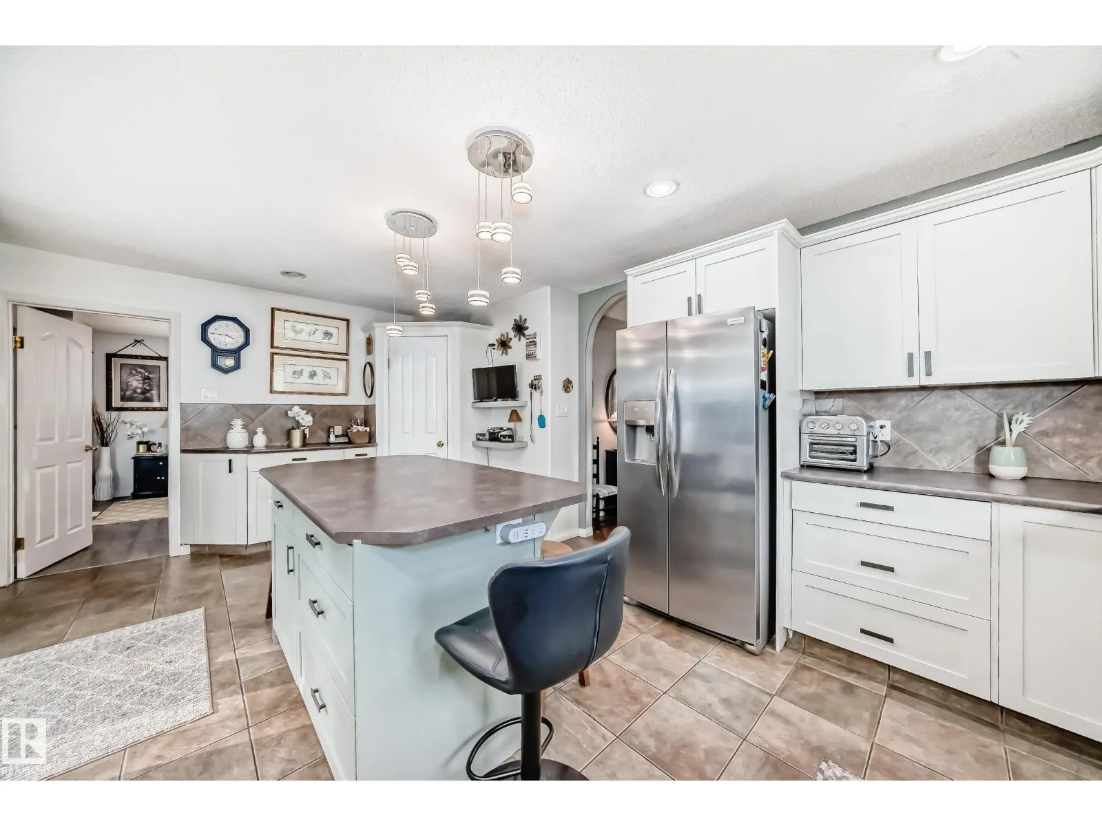 4 GLENDALE CR