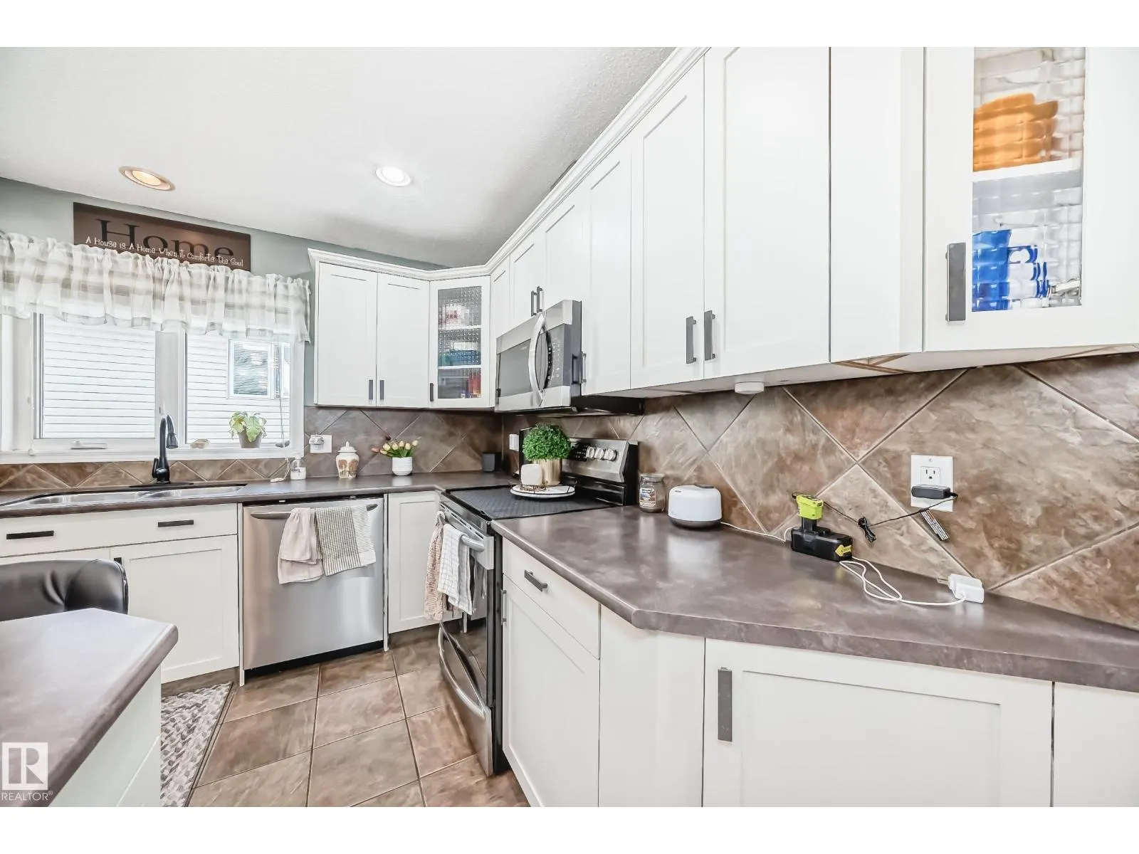 4 GLENDALE CR
