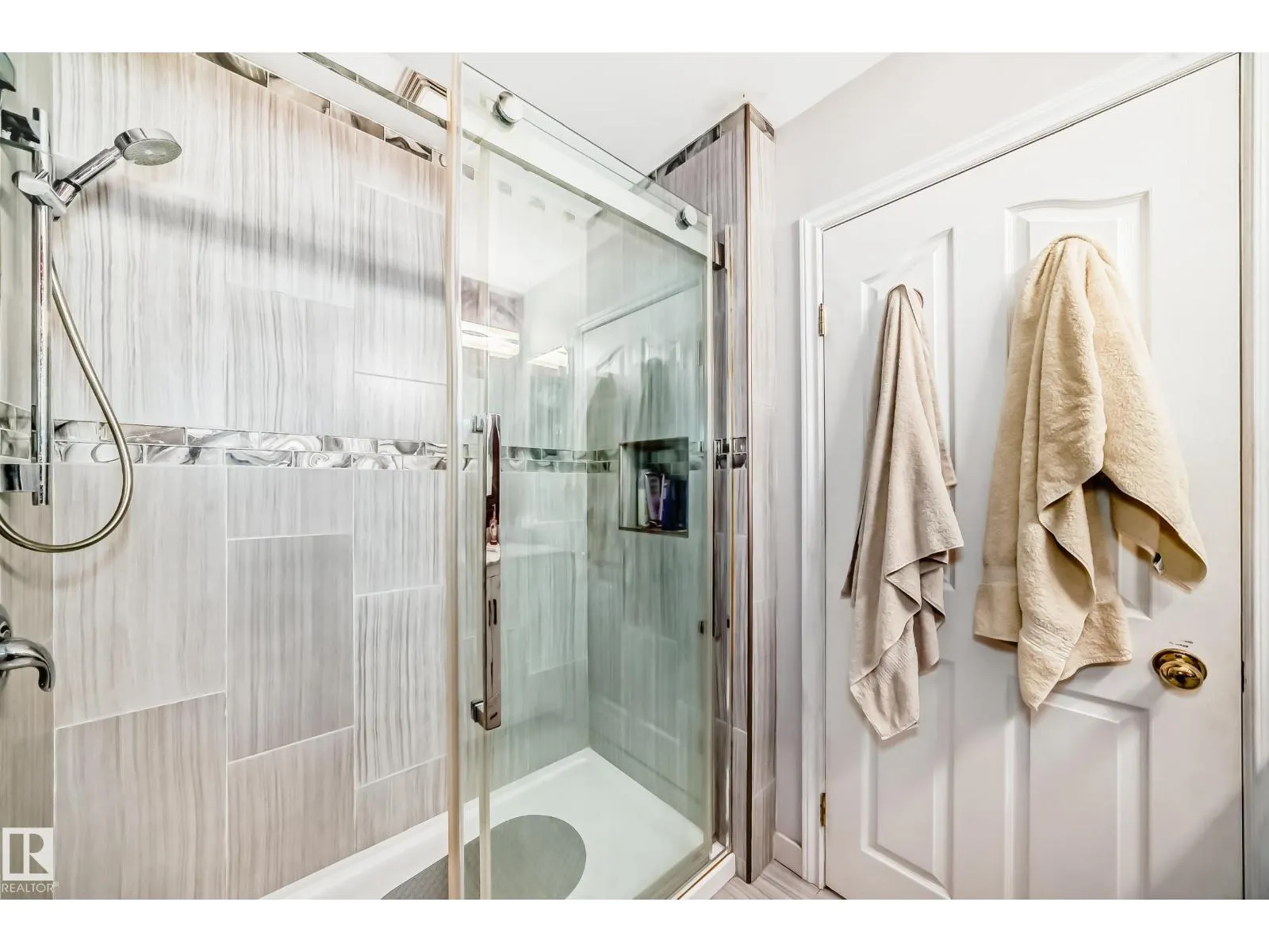 4 GLENDALE CR