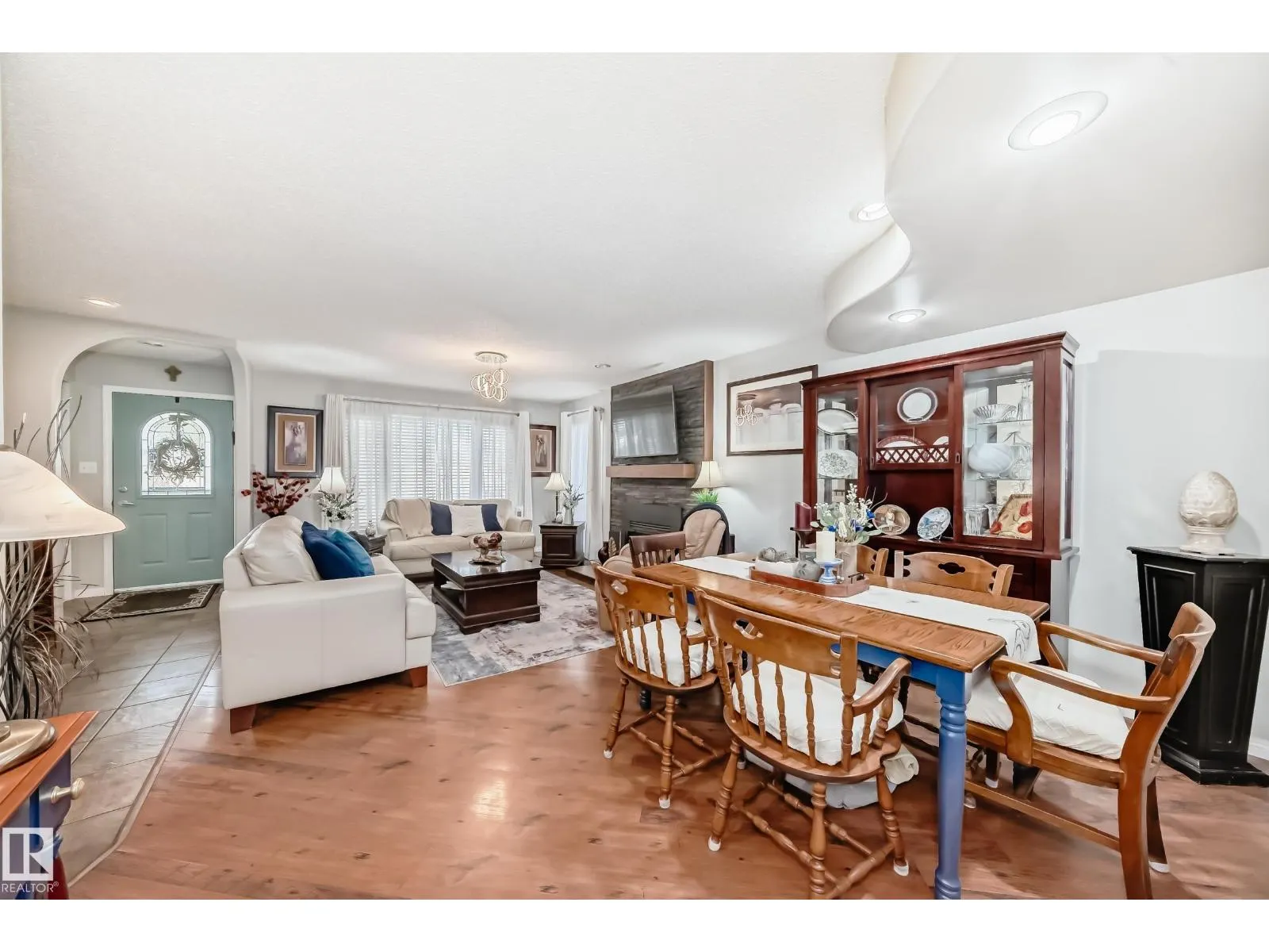 4 GLENDALE CR