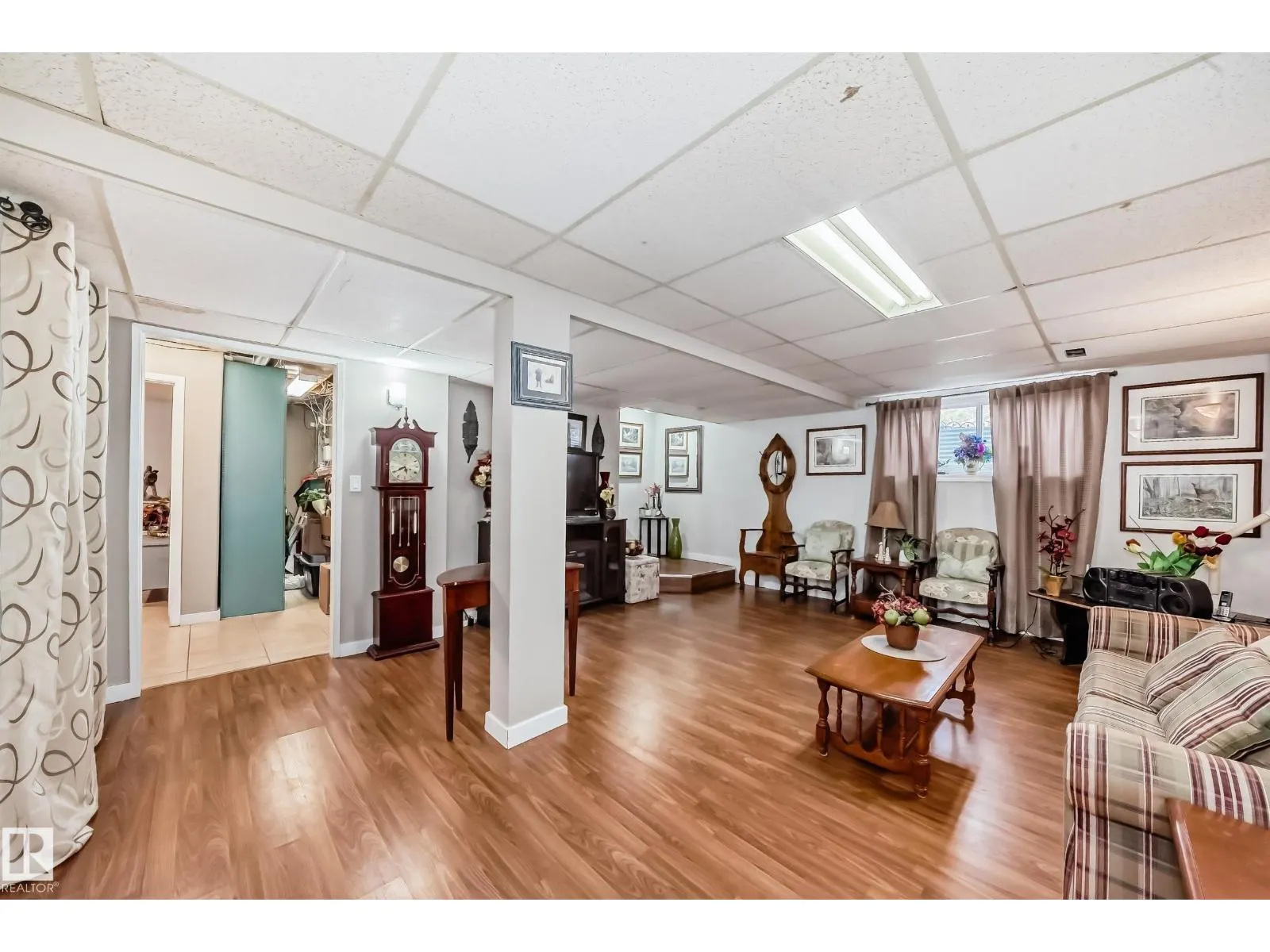 4 GLENDALE CR