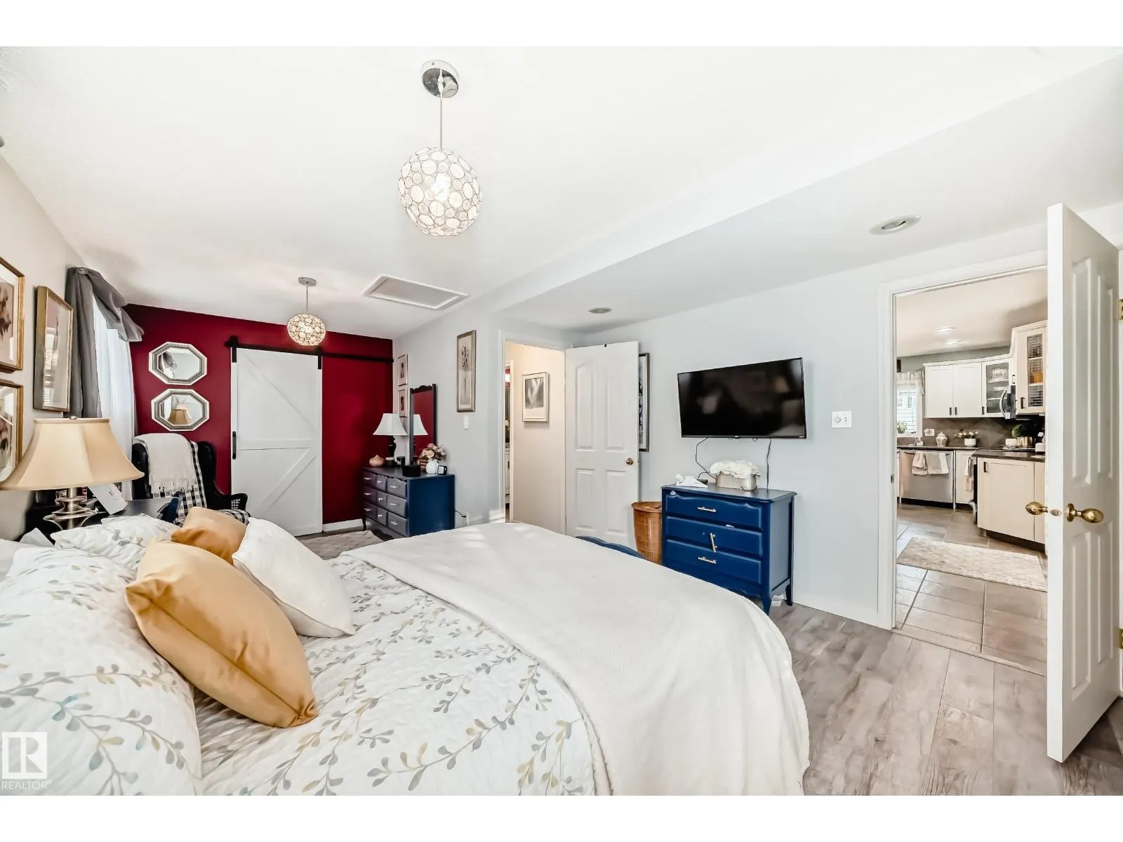 4 GLENDALE CR