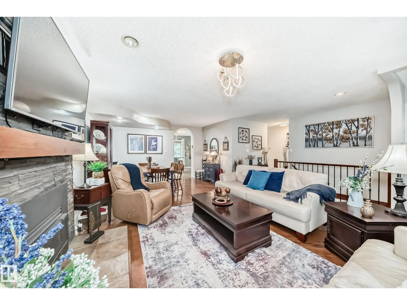 4 GLENDALE CR