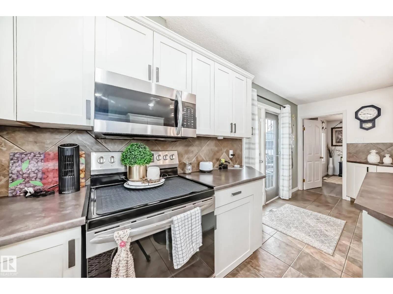4 GLENDALE CR