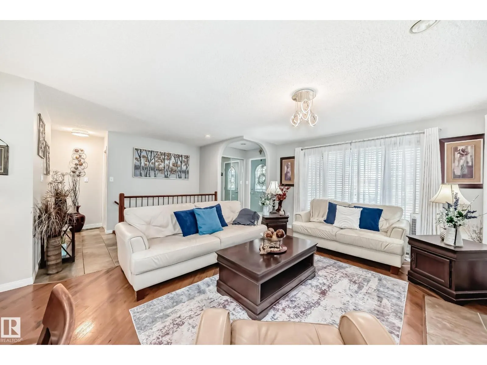4 GLENDALE CR