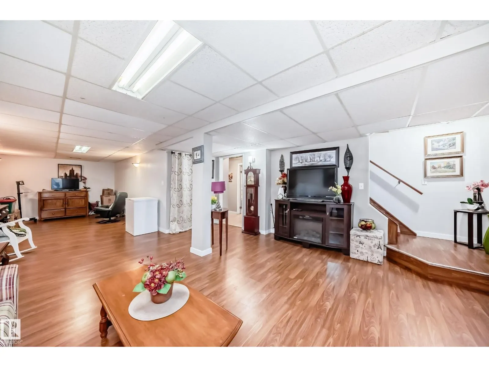4 GLENDALE CR