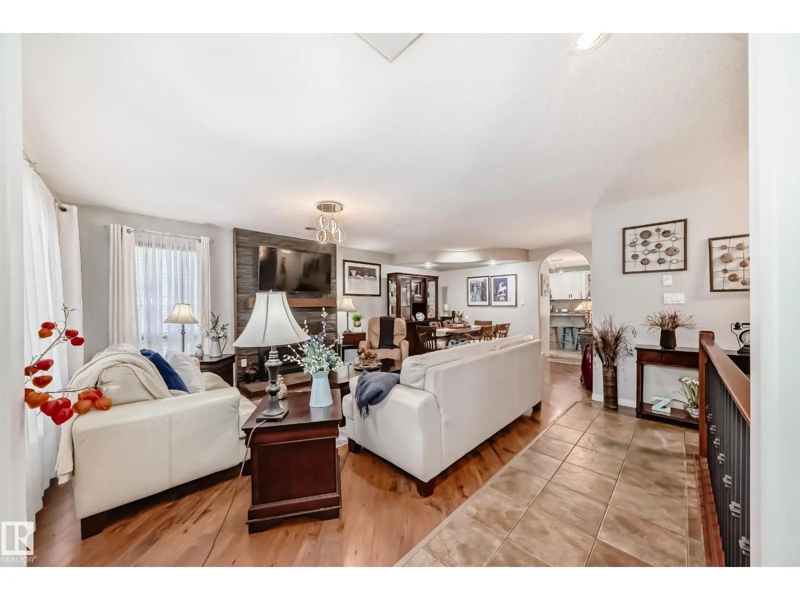 4 GLENDALE CR