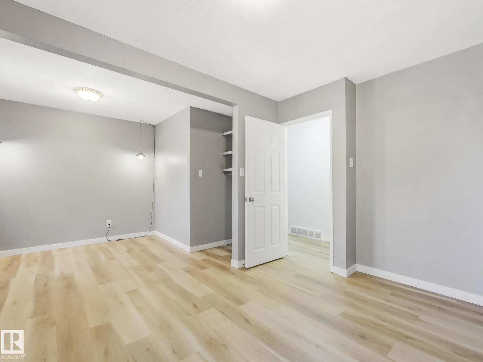 18351 93 AV NW