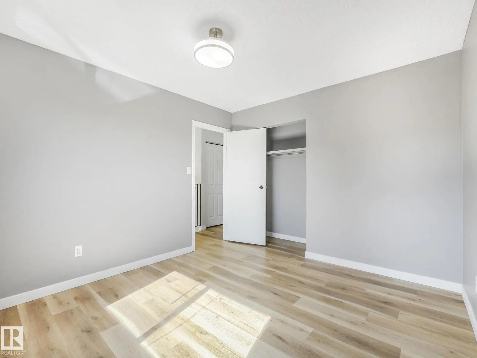 18351 93 AV NW