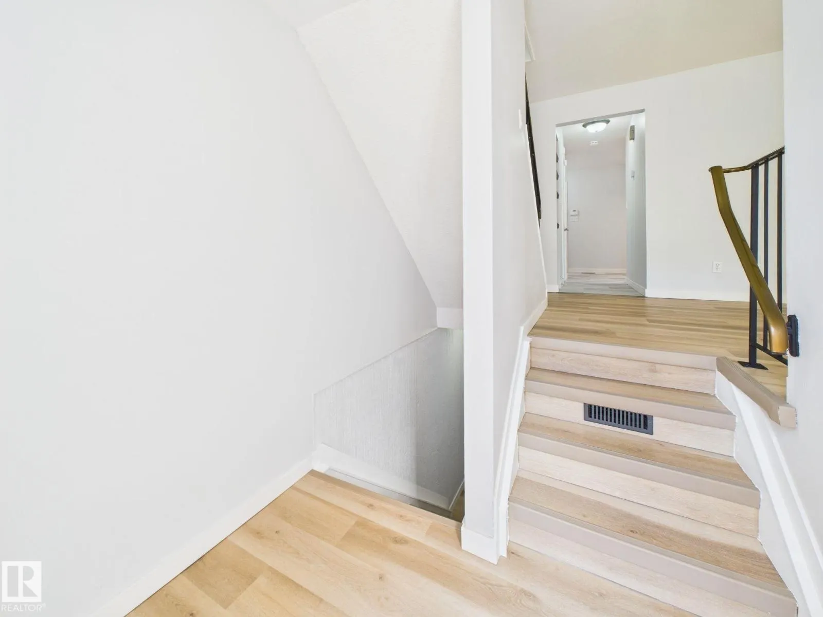 18351 93 AV NW