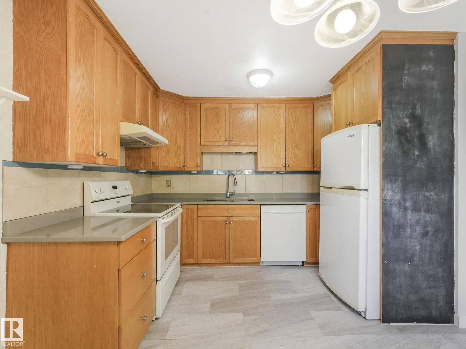 18351 93 AV NW