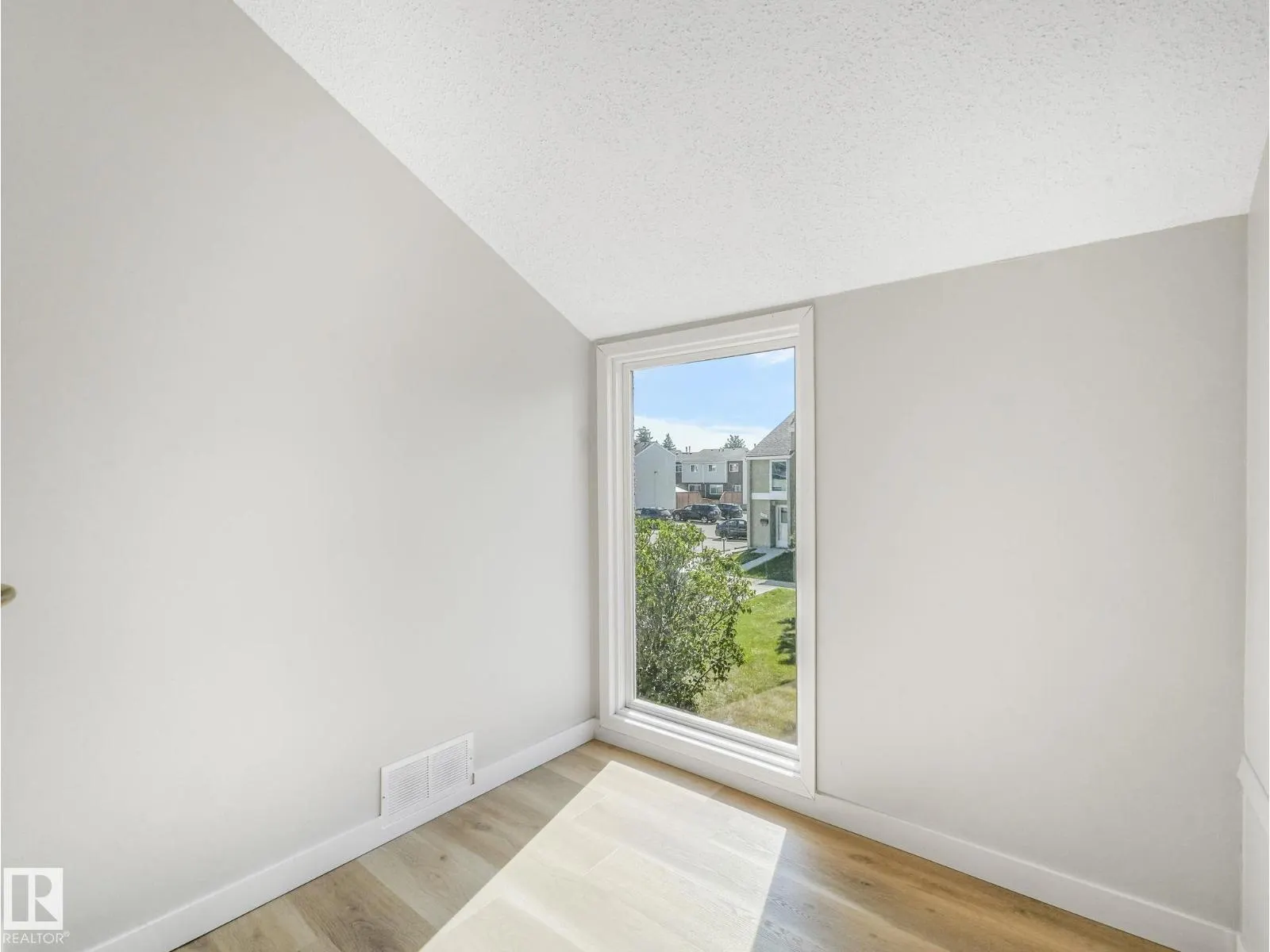18351 93 AV NW