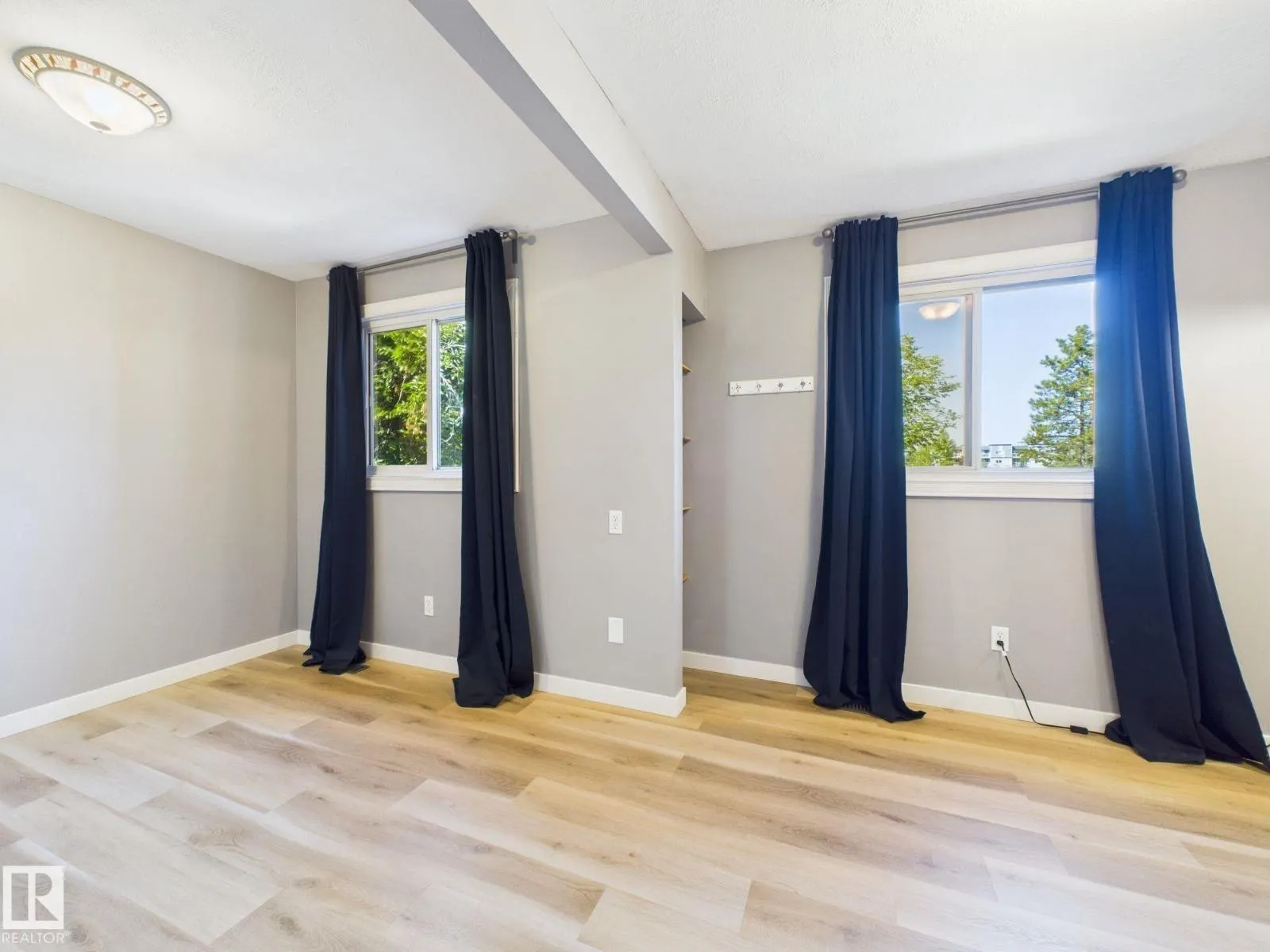 18351 93 AV NW