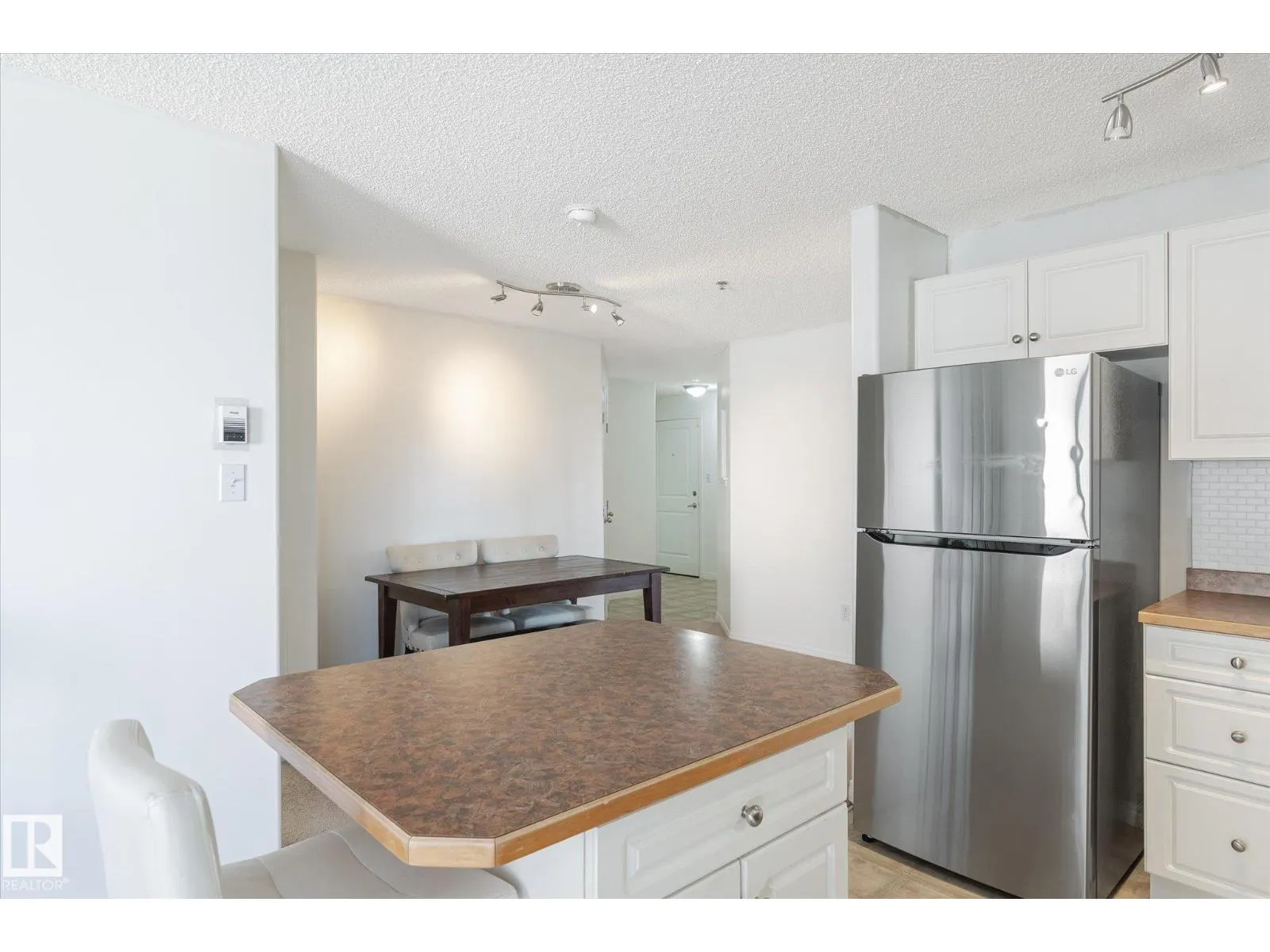 #305 2305 35A AV NW