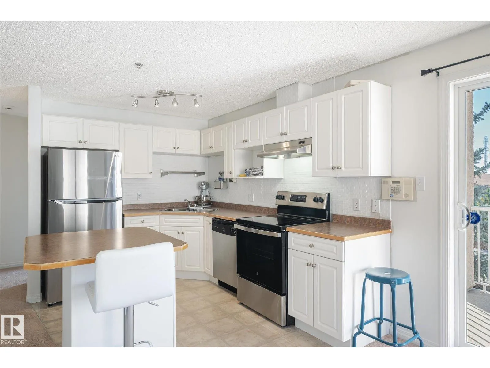 #305 2305 35A AV NW