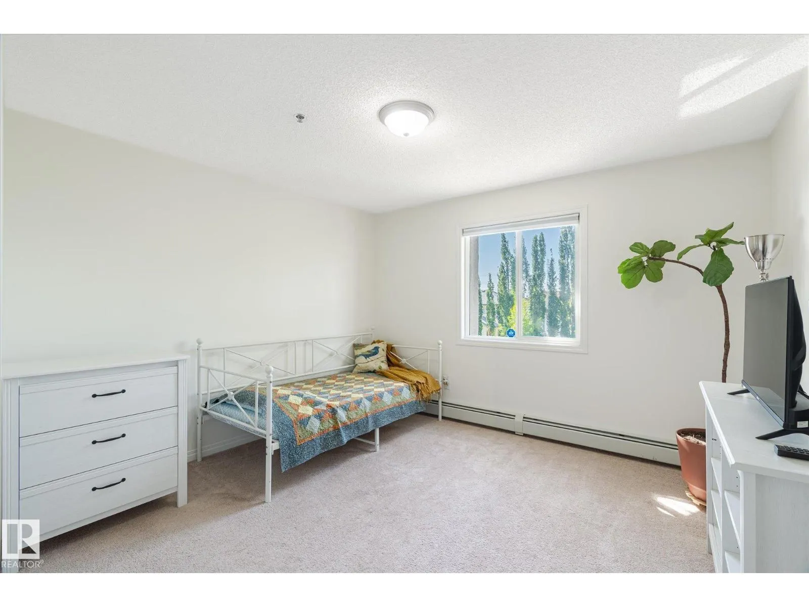 #305 2305 35A AV NW
