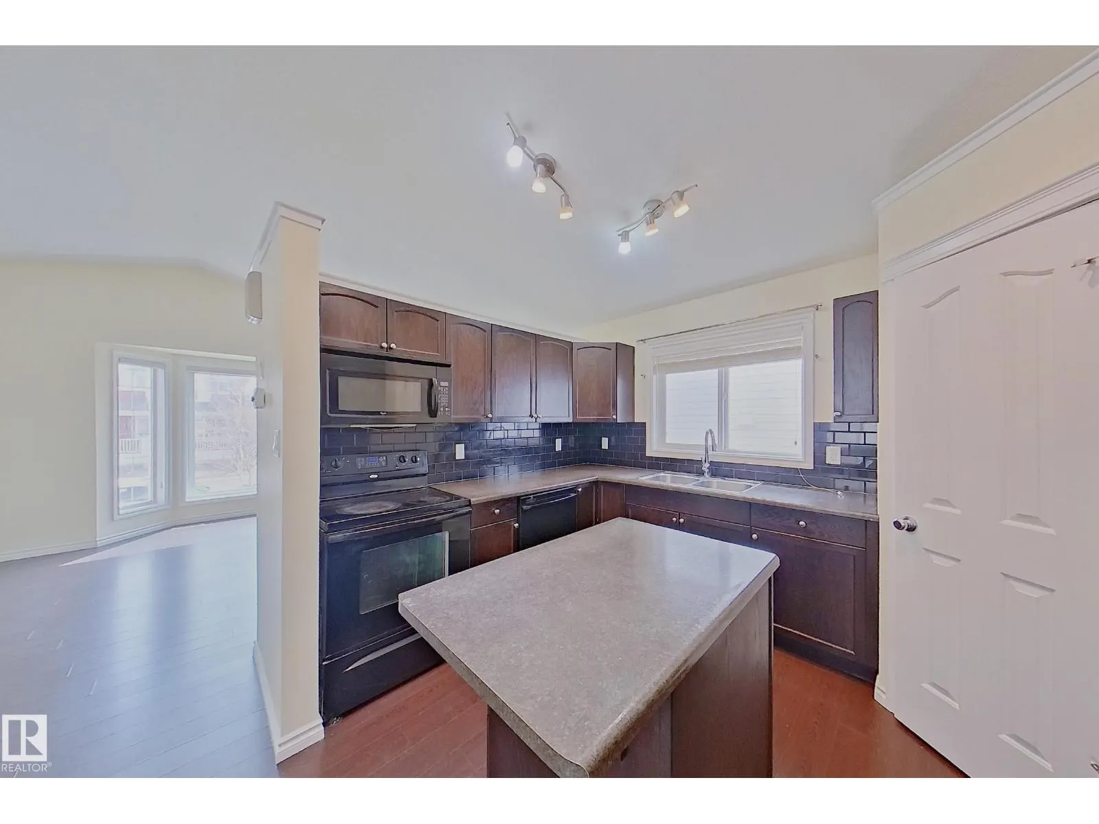 1126 36A AV NW
