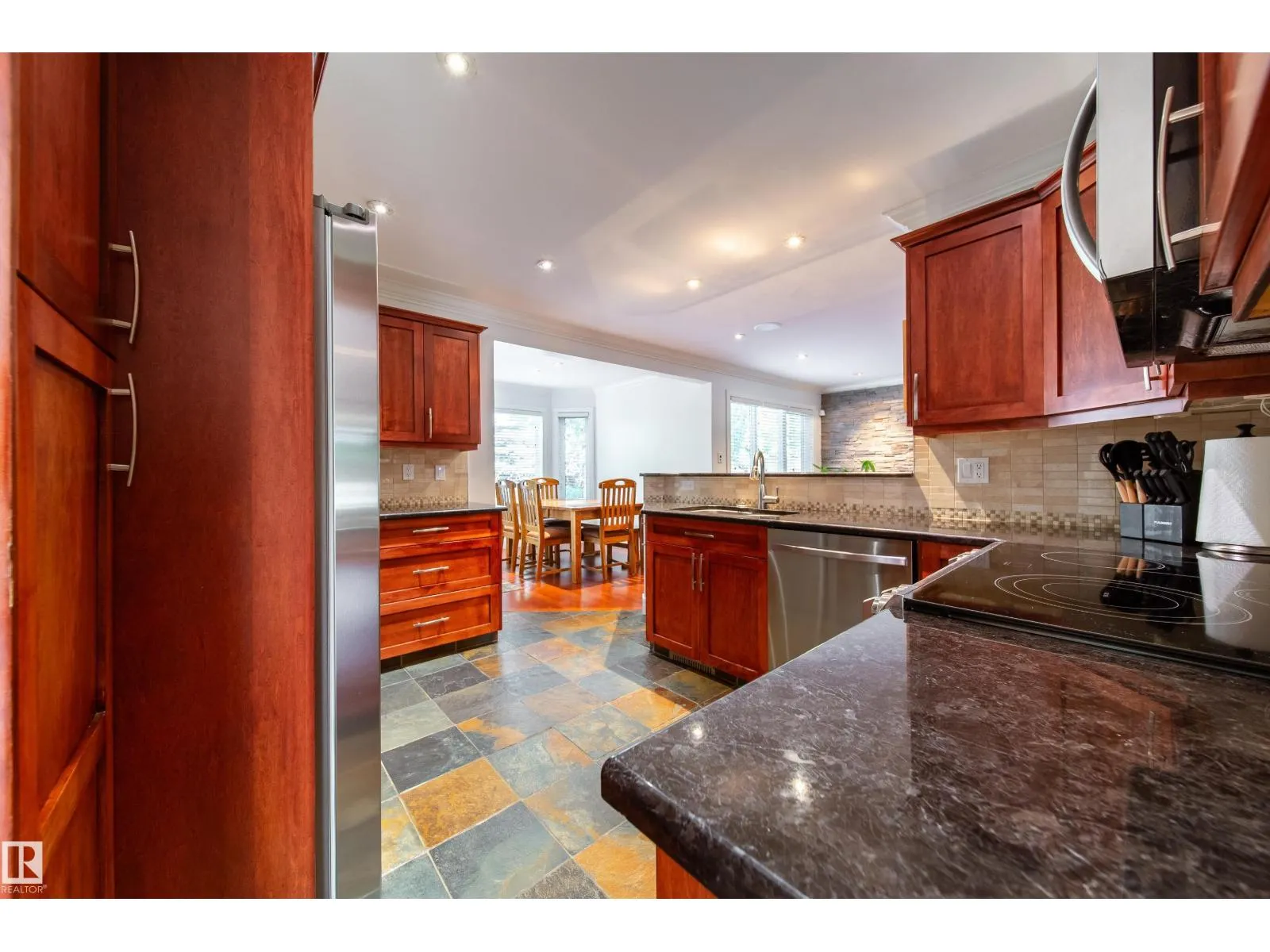 89 DUFFERIN ST