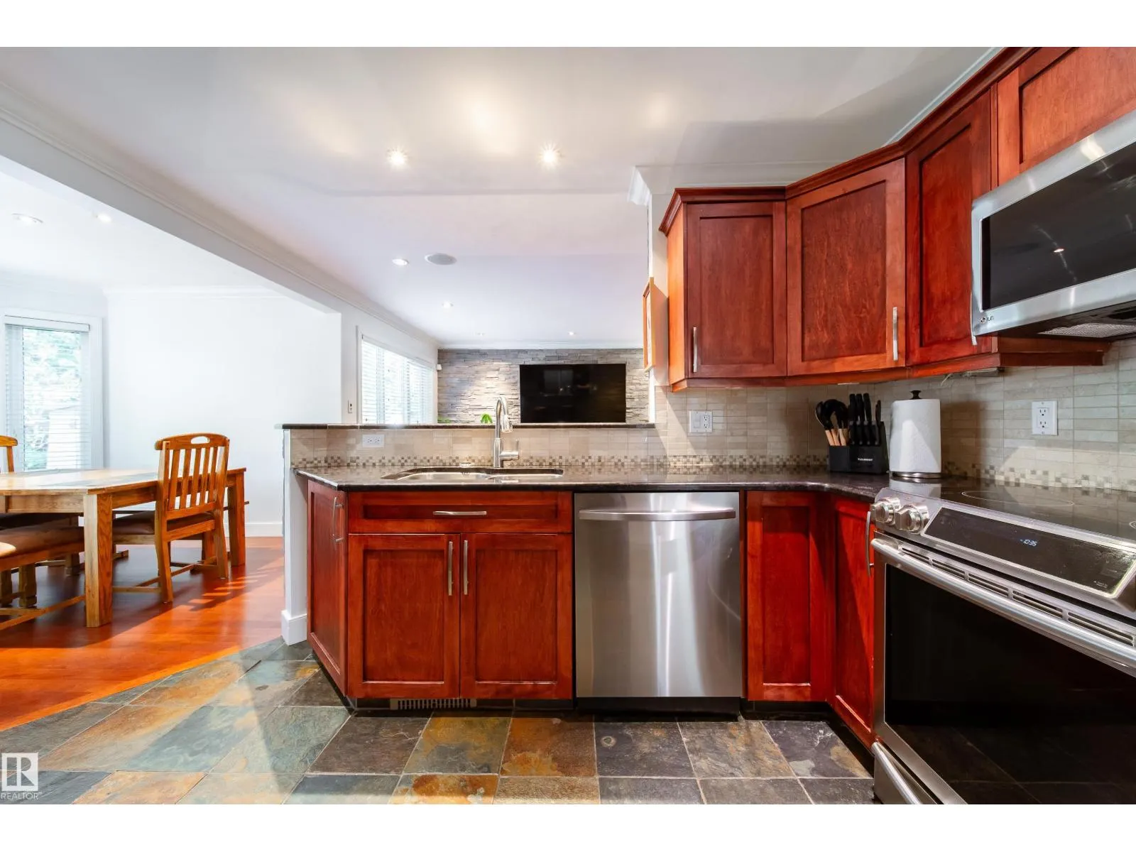 89 DUFFERIN ST
