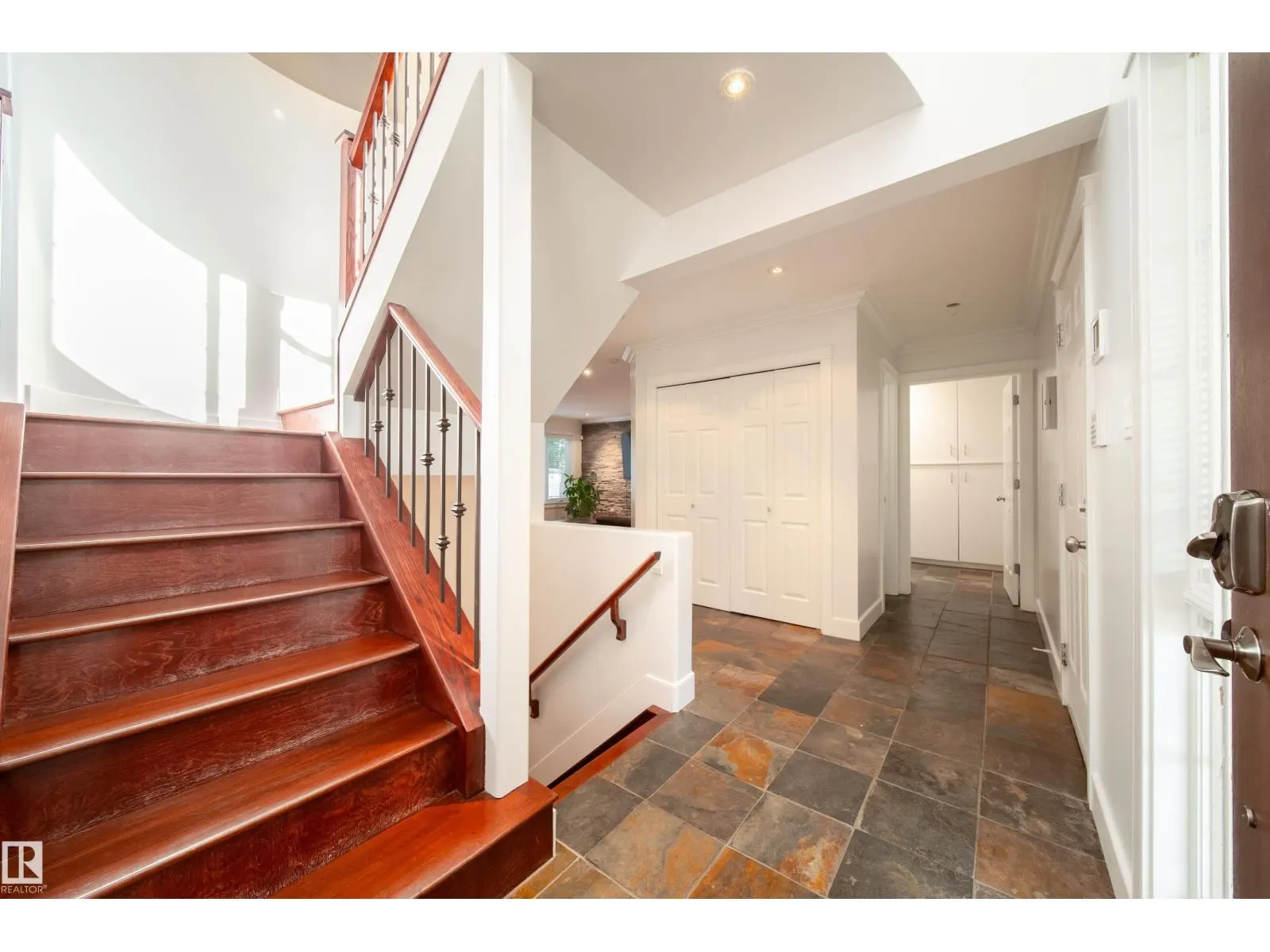 89 DUFFERIN ST