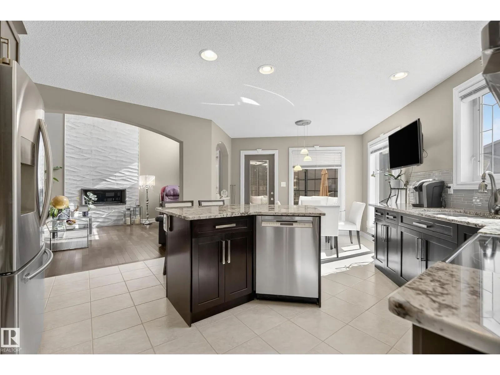 8615 159A AV NW