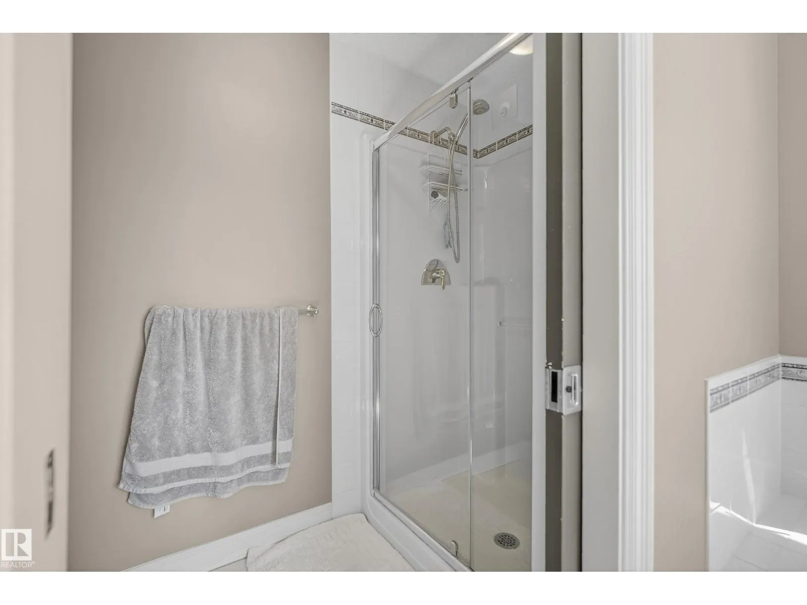 8615 159A AV NW