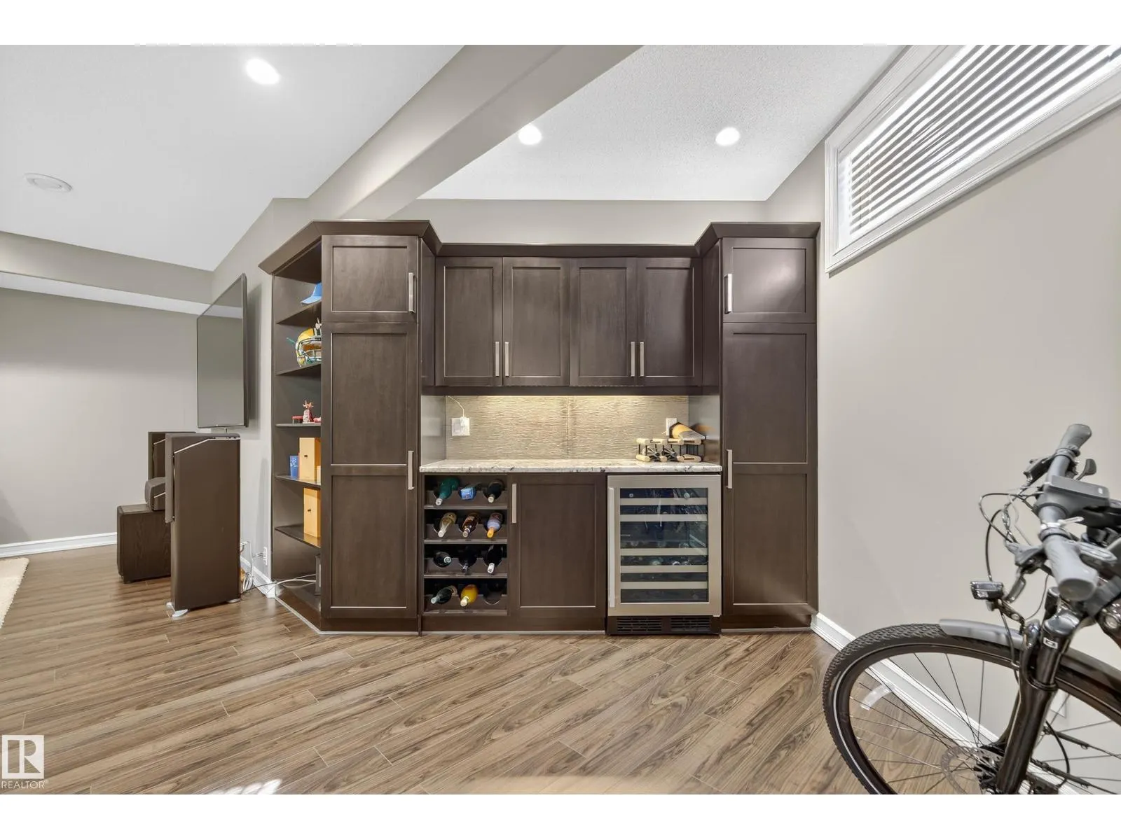8615 159A AV NW