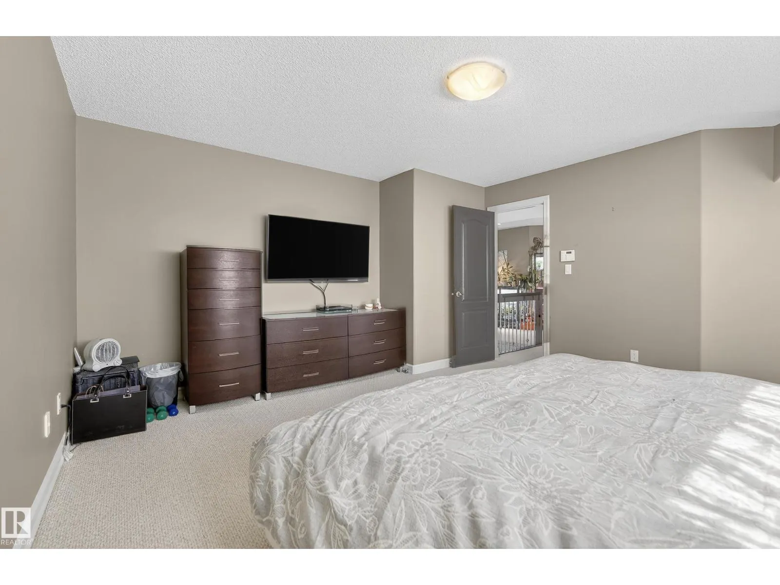 8615 159A AV NW