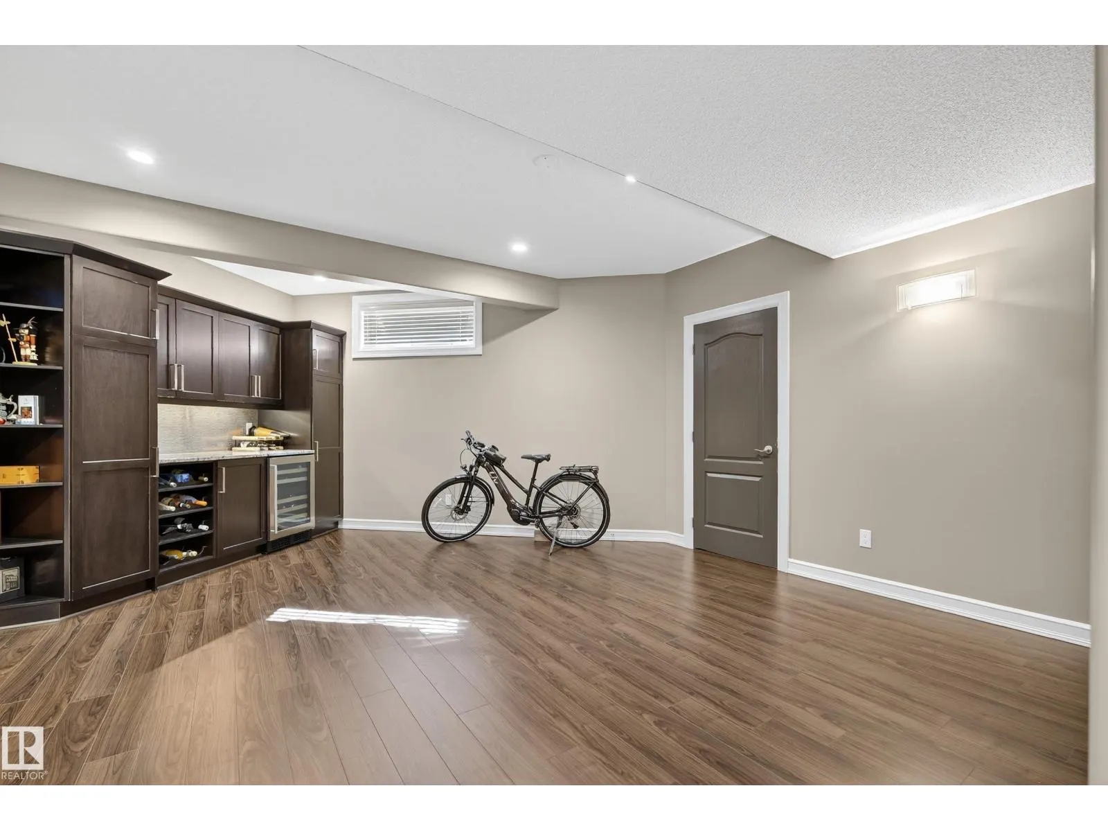 8615 159A AV NW