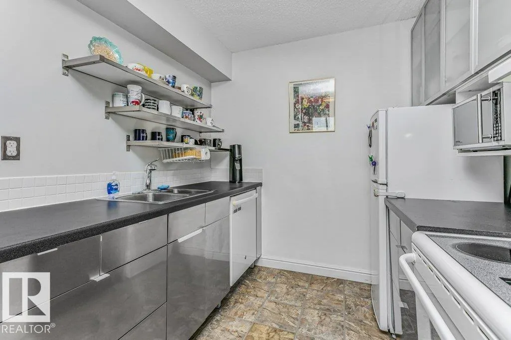 #143 8735 165 ST NW